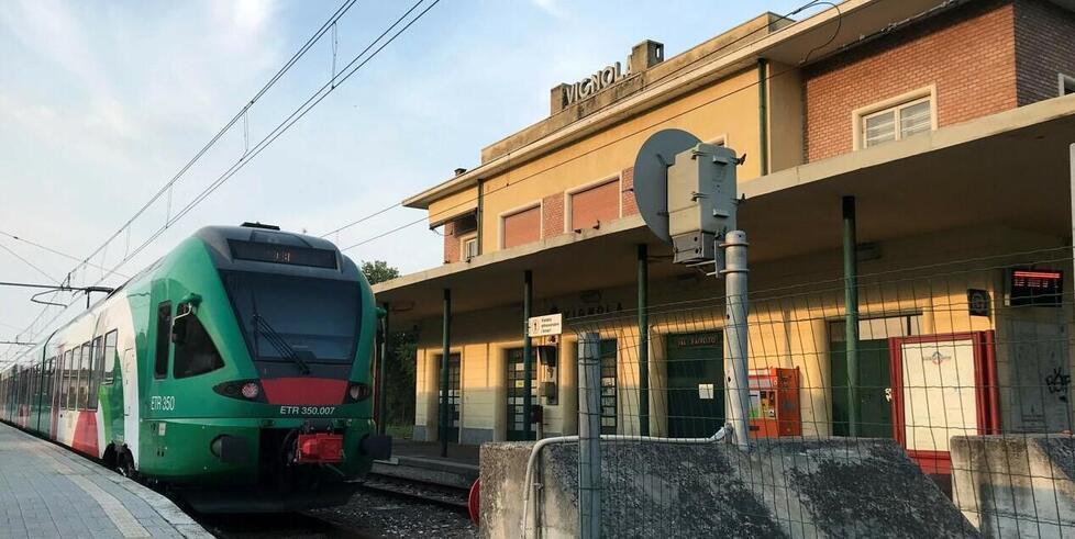 Urla e spray urticante sul treno Vignola-Bologna, passeggero rimprovera i bulli: picchiato e rapinato