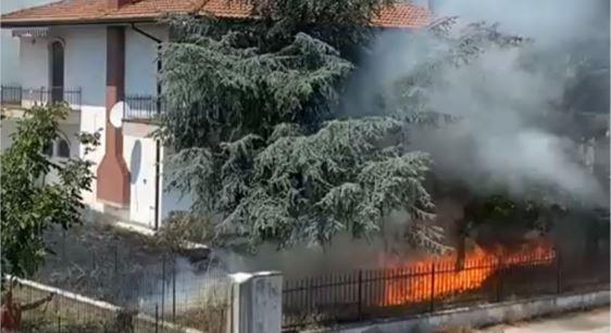 Monticelli, a fuoco il giardino di una casa disabitata