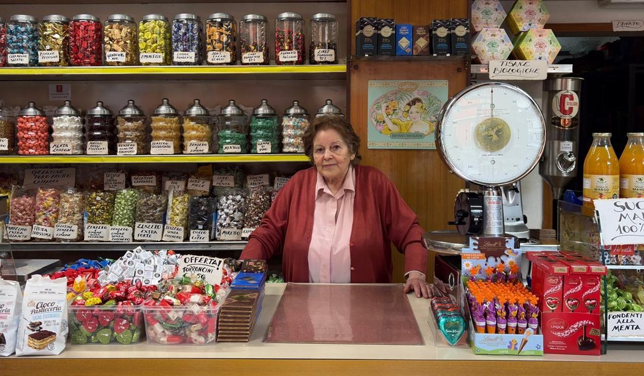 
	Norina Cavani dietro al banco della sua bottega

