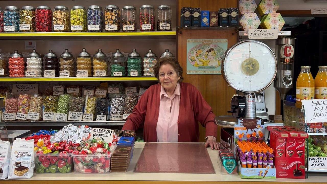 Norina Cavani dietro al banco della sua bottega