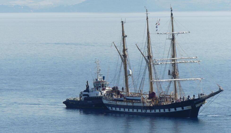 La Nave Palinuro incanta il molo: cartolina d’autore all’Argentario 