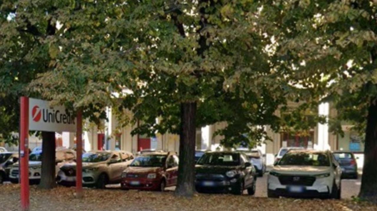 Segue l’anziana al bancomat, aspetta che digiti il pin e la rapina di duemila euro