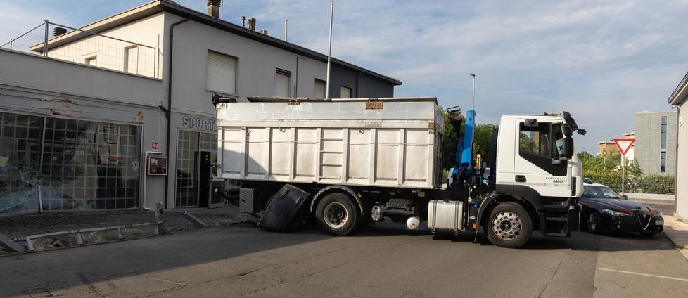 Rubano un camion dei rifiuti e provano a sfondare le vetrine del negozio di bici: assalto fallito