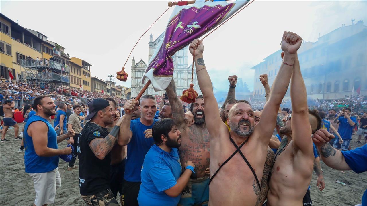 Firenze, calcio storico: trionfano gli Azzurri in una finale infuocata