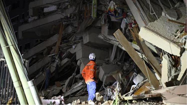 Gli effetti del terremoto (foto Adn Kronos)