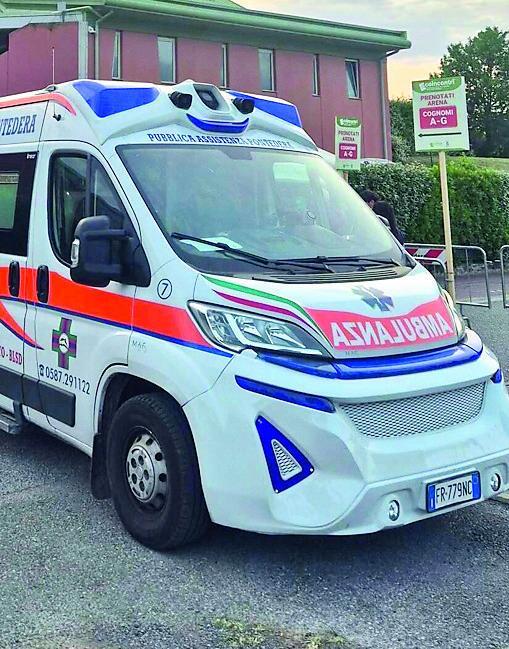 Stroncata da un malore mentre fa colazione al bar: la tragedia davanti al marito