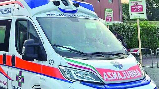Stroncata da un malore mentre fa colazione al bar: la tragedia davanti al marito
