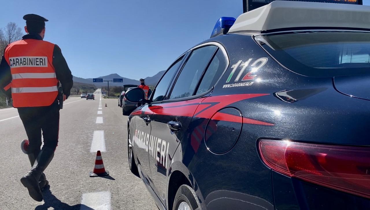 Dopo il litigio danno fuoco al portone di un assicuratore: nei guai due giovani nel Nuorese