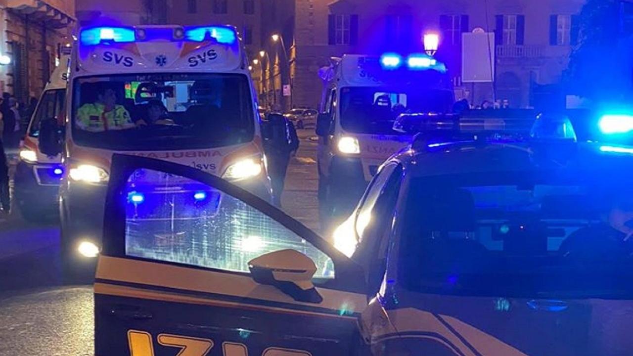 Polizia e ambulanze in piazza della Repubblica