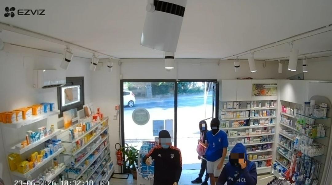 «Scusa, anche io ho una madre». Le parole del rapinatore alla farmacista. L’assalto in quattro giovanissimi