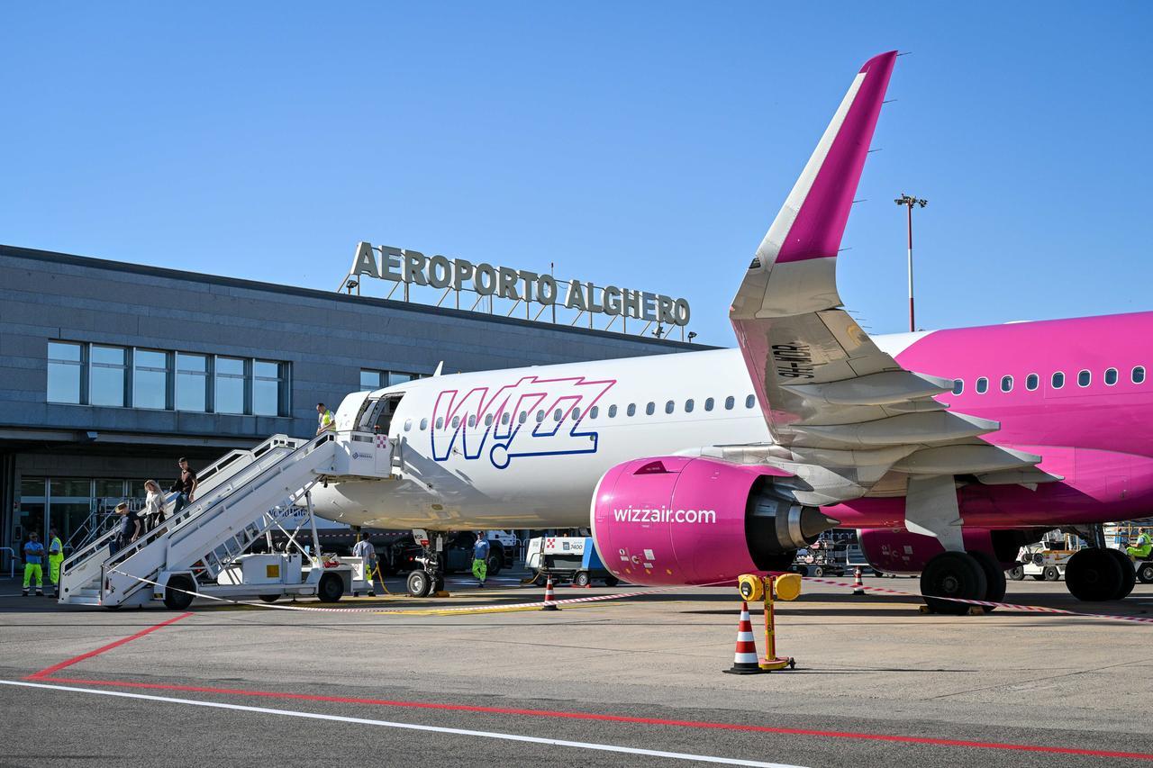 Wizz Air, decolla il nuovo volo Alghero – Tirana: tutti i dettagli su costo dei biglietti e frequenza