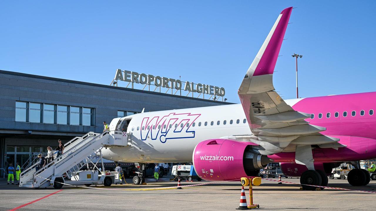 Wizz Air, decolla il nuovo volo Alghero – Tirana: tutti i dettagli su costo dei biglietti e frequenza