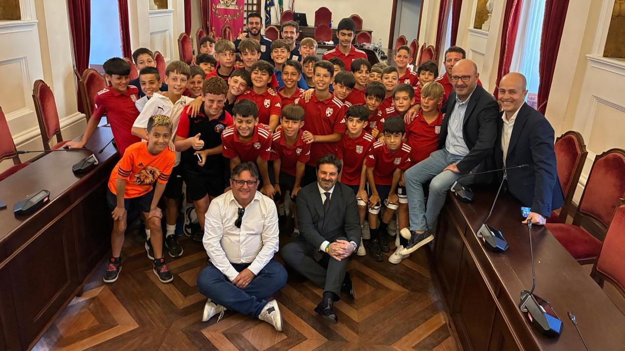 Sassari apre le porte ai giovani calciatori catalani: lo sport diventa un ponte tra due comunità