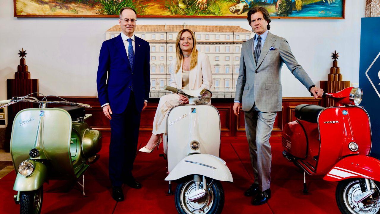 80 anni della Vespa, la premier Meloni riceve il presidente esecutivo e l’ad del Gruppo Piaggio – Video