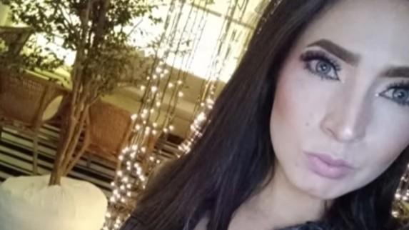 Orrore in una casa vacanze, modella trovata morta in una valigia: due uomini ricercati dall’Interpol