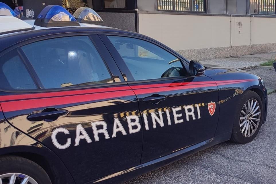 Cento, fugge all’alt a bordo di un’auto rubata e parte l’inseguimento: denunciato un 46enne