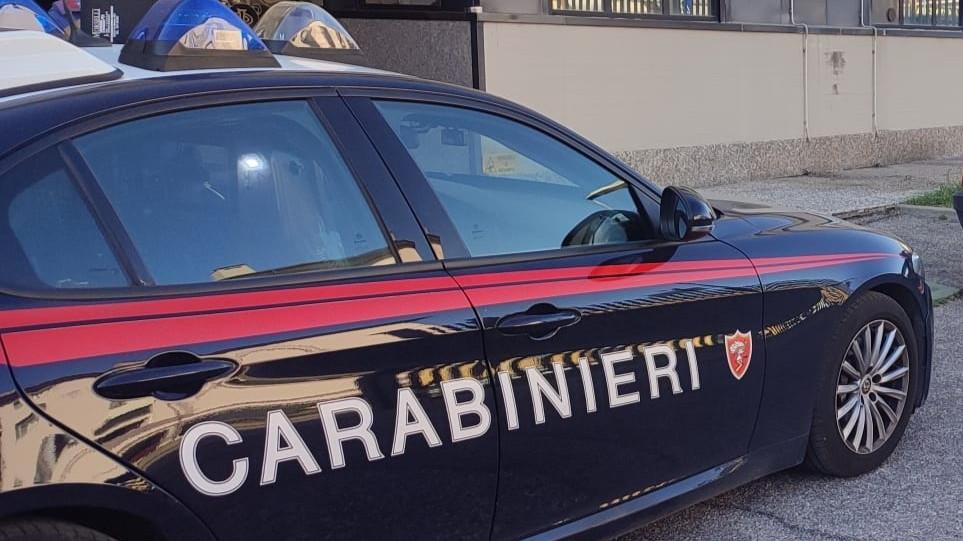 Cento, fugge all’alt a bordo di un’auto rubata e parte l’inseguimento: denunciato un 46enne
