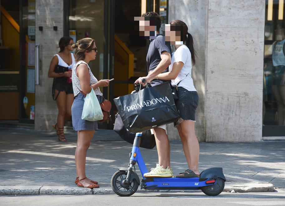 Due persone su un monopattino: è proibito