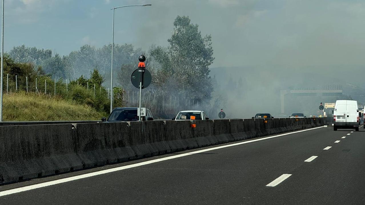 Fumo sull'A11 ad Altopascio (foto Innocenti/Nucci)