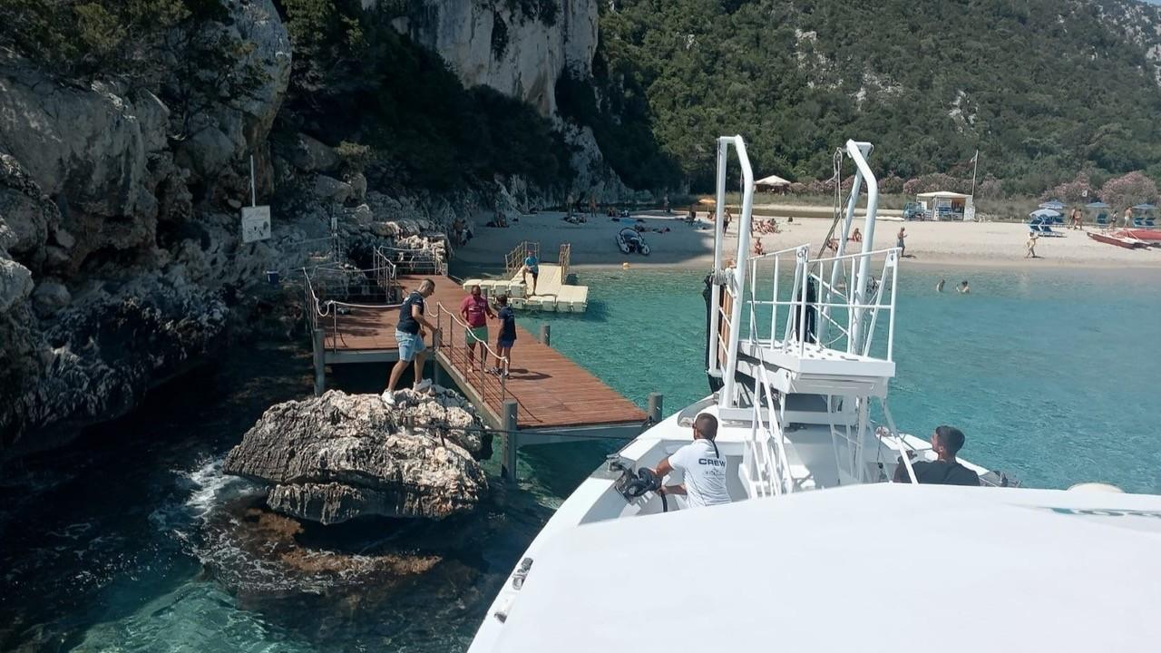 Cala Luna, dopo lo stop arrivano i barconi: il nuovo pontile è operativo