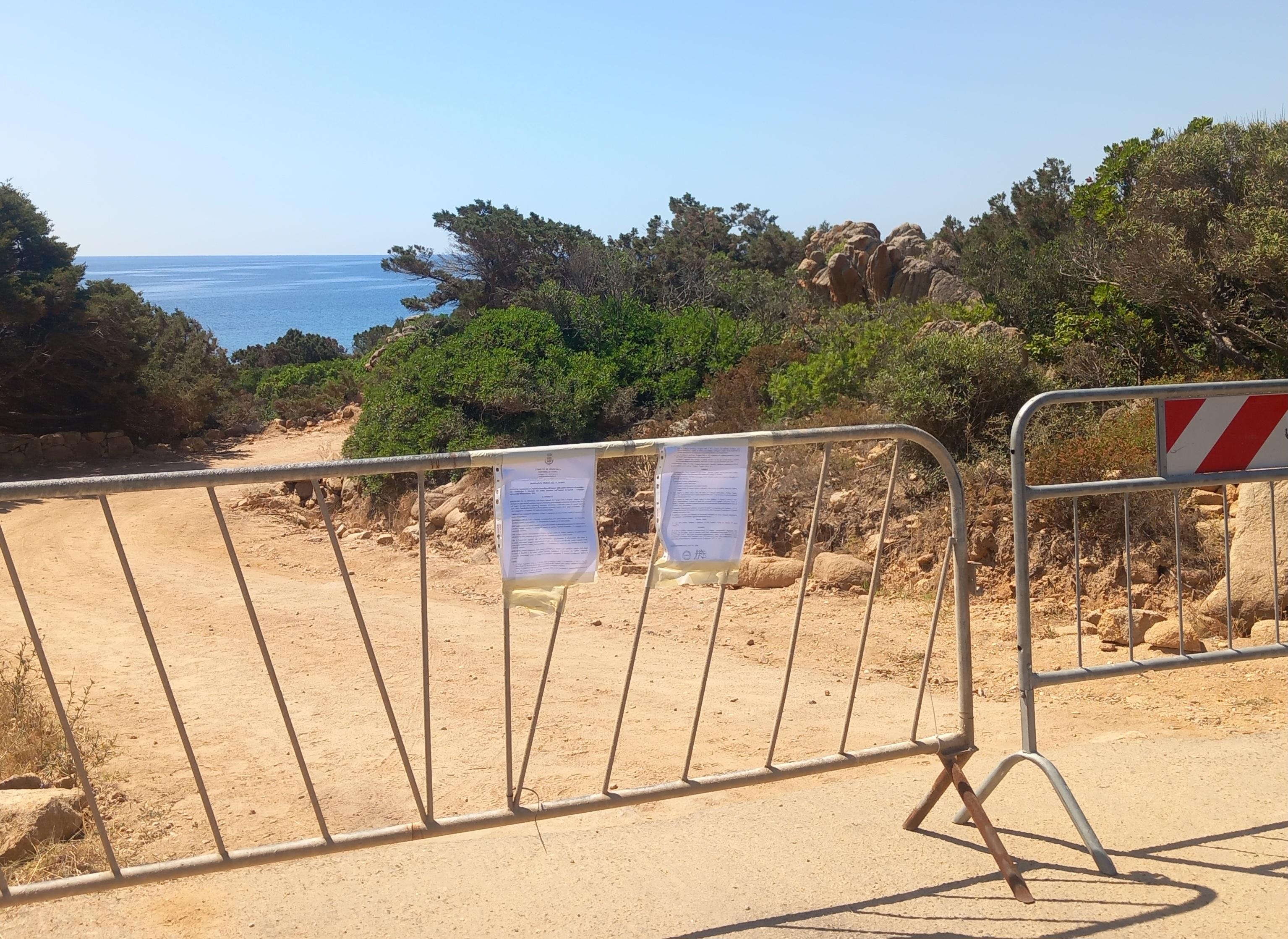 L'accesso alle cale tra Capo Comino e Berchida? Solo a piedi o in bicicletta