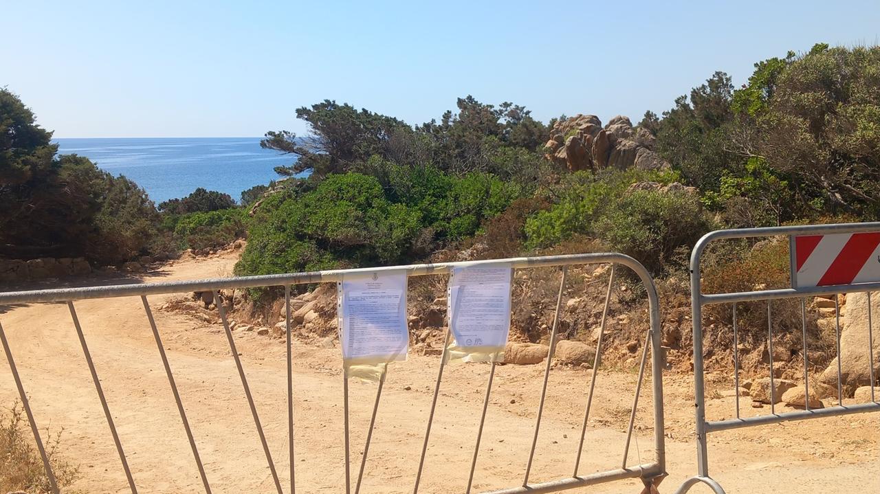L'accesso alle cale tra Capo Comino e Berchida? Solo a piedi o in bicicletta