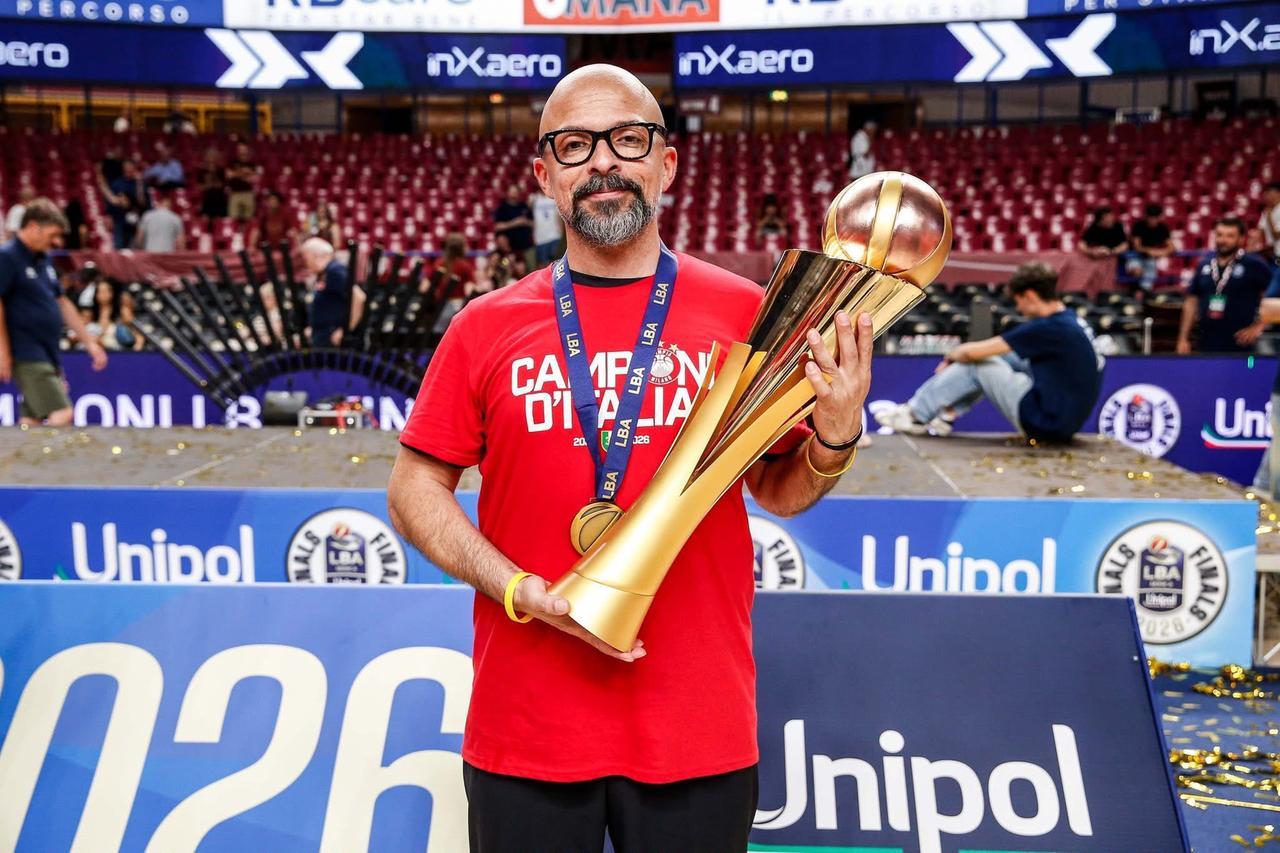 
	Giuseppe Mangone festeggia il successo in campionato

