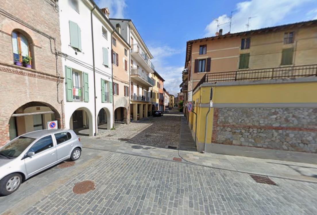Banda giovanile accerchia tre donne e le rapina con un coltello