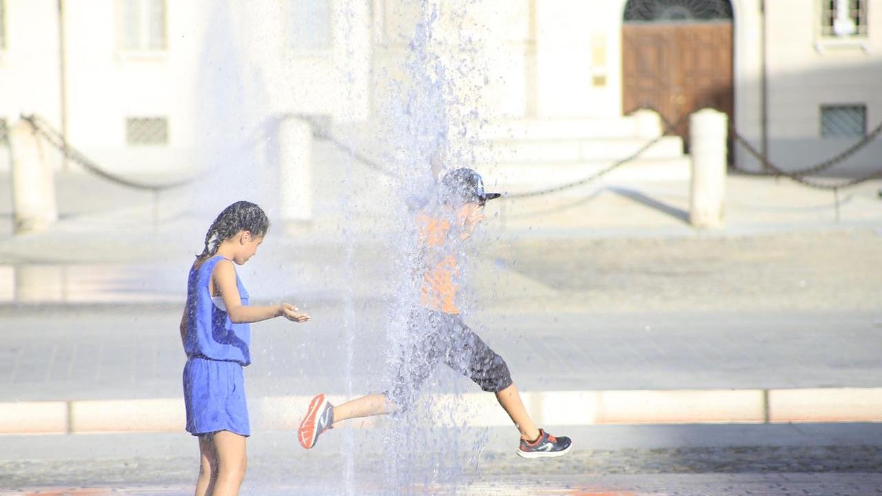 Due bambini si rinfrescano nella fontana di piazza Roma (Foto: Luigi Esposito)