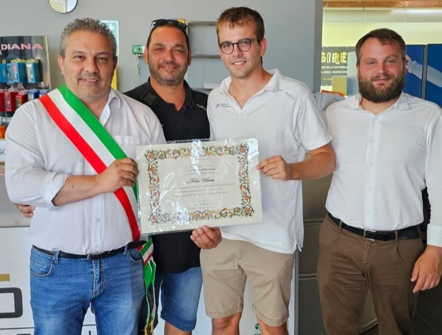 Ragazzina salvata dal bagnino, il sindaco lo premia in piscina