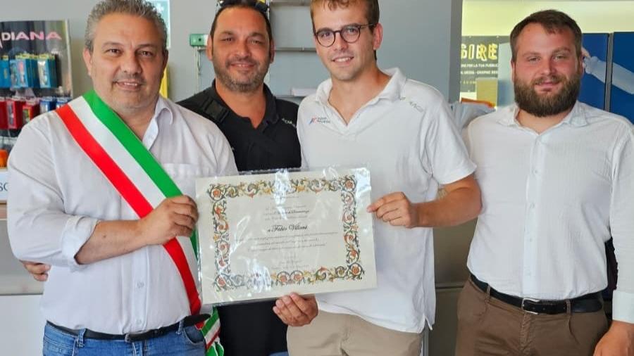 Ragazzina salvata dal bagnino, il sindaco lo premia in piscina