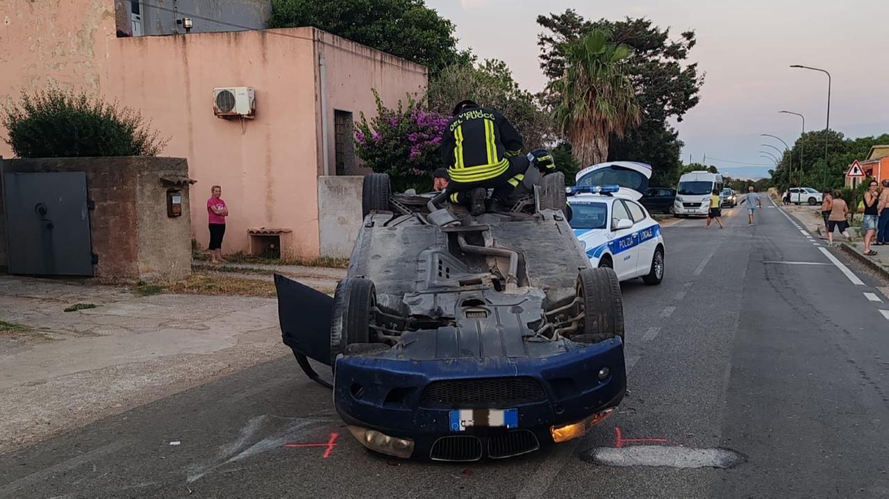 Pauroso incidente a Sassari: perde il controllo della Bmw, si schianta contro due case e finisce a ruote per aria