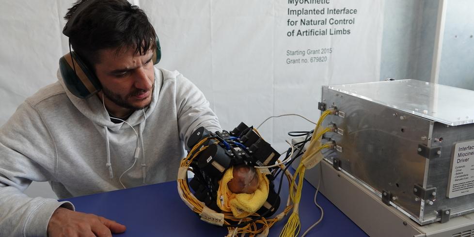 Pisa, ecco la mano robotica che “sente” il movimento usando vibrazioni