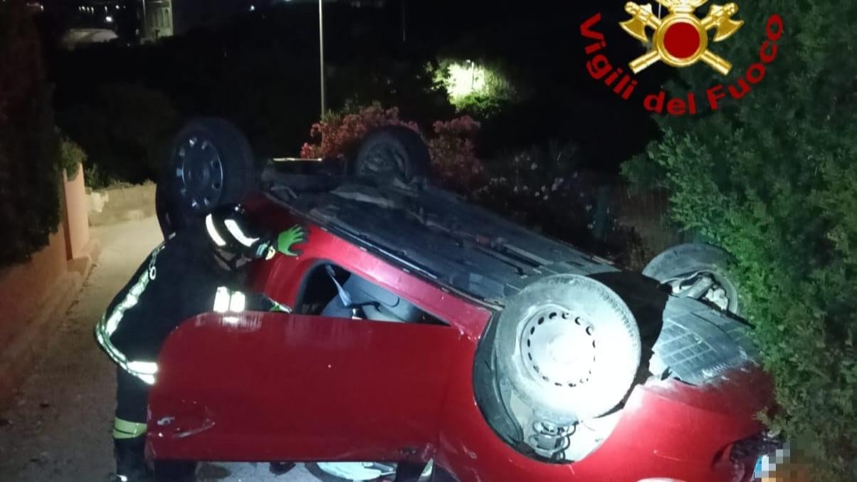 Paura nella notte, perde il controllo dell’auto che si ribalta: ferito