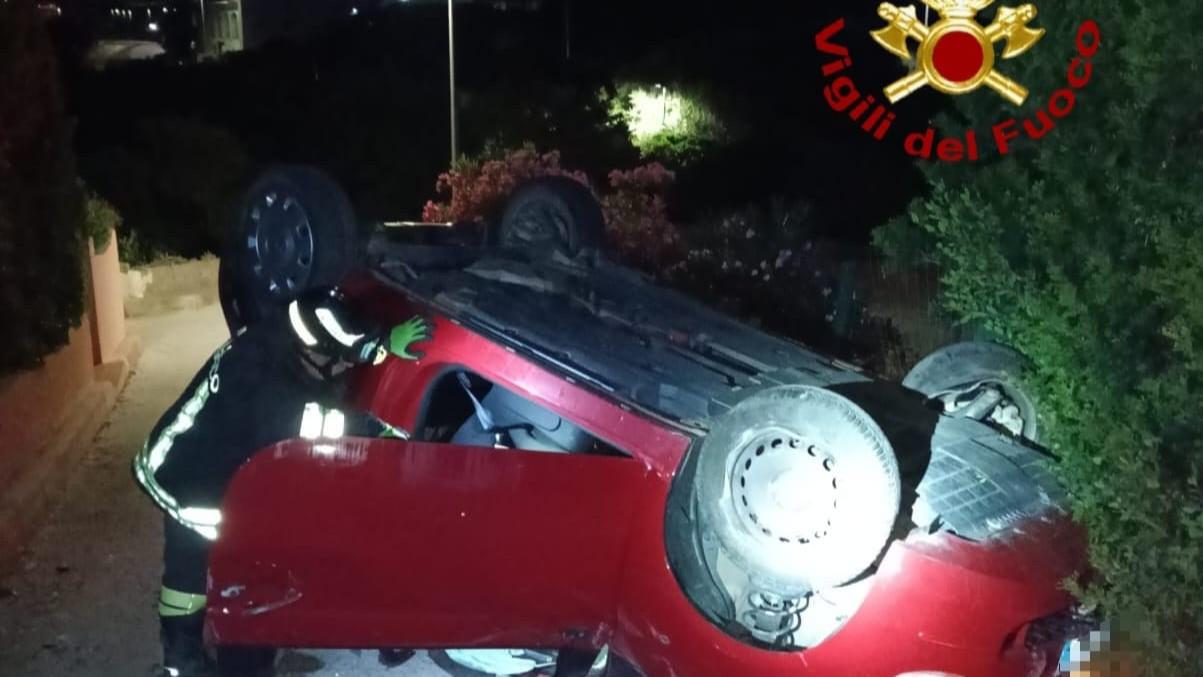 Paura nella notte, perde il controllo dell’auto che si ribalta: ferito