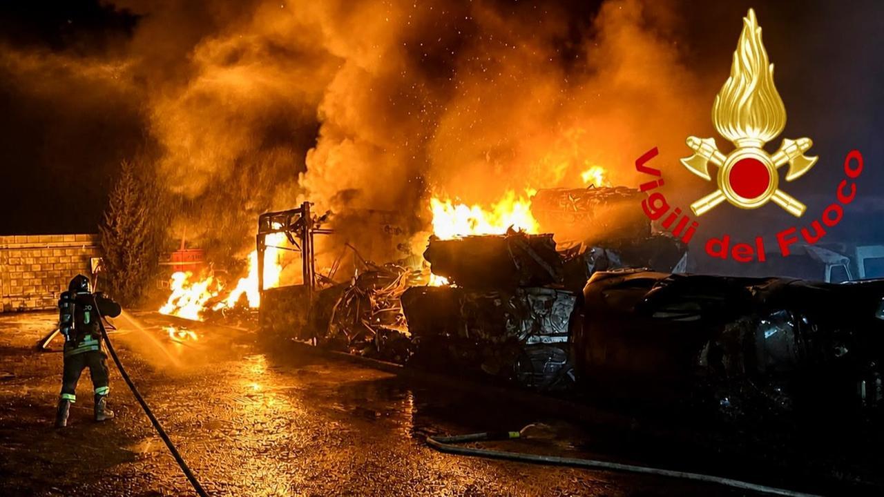 Notte di fuoco in città, brucia un’attività di autodemolizioni: cosa sappiamo – VIDEO