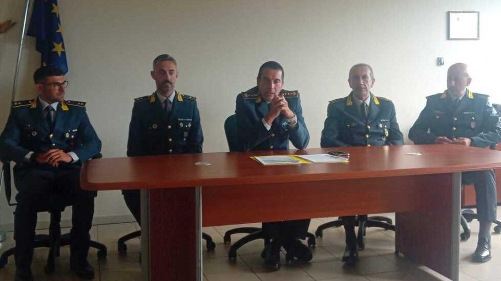 Al centro il colonnello Andrea Canale, comandante provinciale della Guardia di finanza, con i responsabili del nucleo di polizia economico finanziaria e dei reparti di Lucca, Viareggio e Castelnuovo
