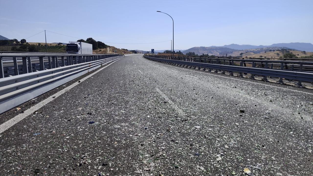 Articolato che trasportava rifiuti in vetro perde il carico sulla carreggiata: in tilt la Sassari – Olbia