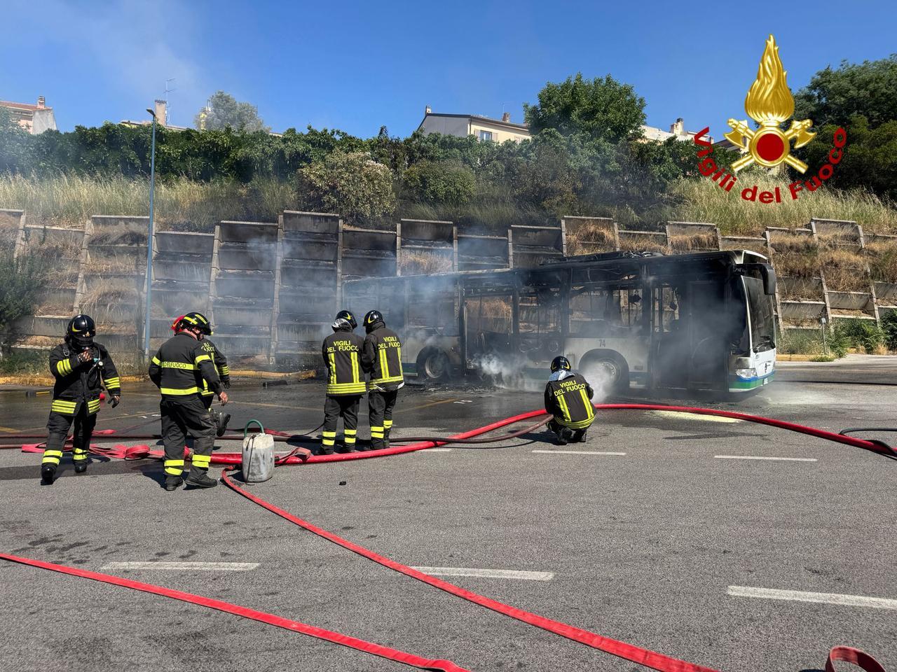Paura al deposito degli autobus, prende fuoco un mezzo dell’Atp: le fiamme a un passo dalle case