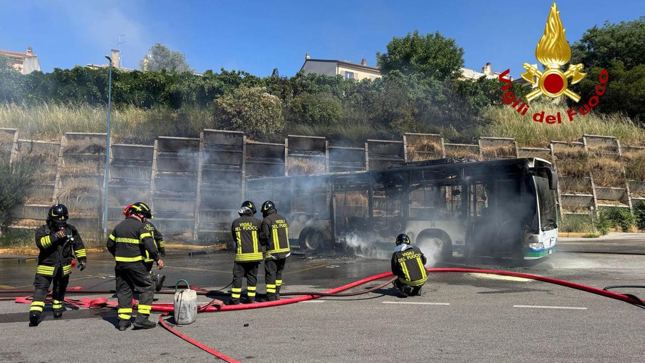 Paura al deposito degli autobus, prende fuoco un mezzo dell’Atp: le fiamme a un passo dalle case