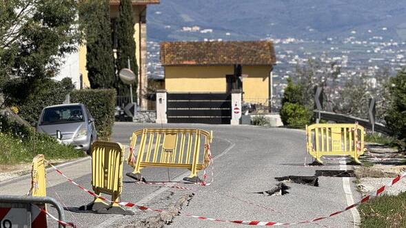L'asfalto ceduto nel marzo del 2025 (foto Nucci)