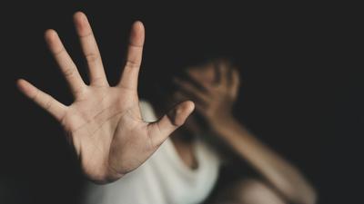 Amico di famiglia abusò per anni di una ragazzina: condannato a 10 anni, anche la madre a processo per favoreggiamento – La sentenza