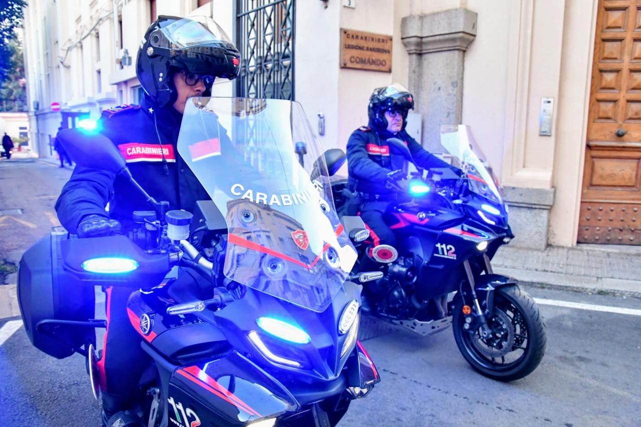 Assiste in tempo reale all’intrusione di un uomo nella sua abitazione: furto sventato in diretta dalle telecamere