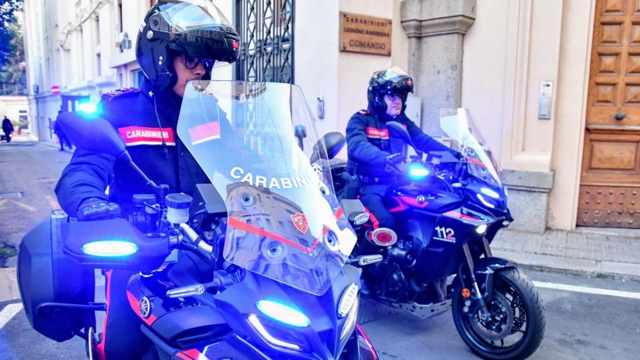 Assiste in tempo reale all’intrusione di un uomo nella sua abitazione: furto sventato in diretta dalle telecamere