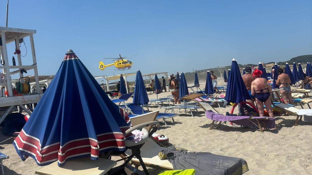 Tragedia a Platamona, ha un malore mentre fa il bagno e muore davanti alla moglie e ai nipotini: cosa è successo
