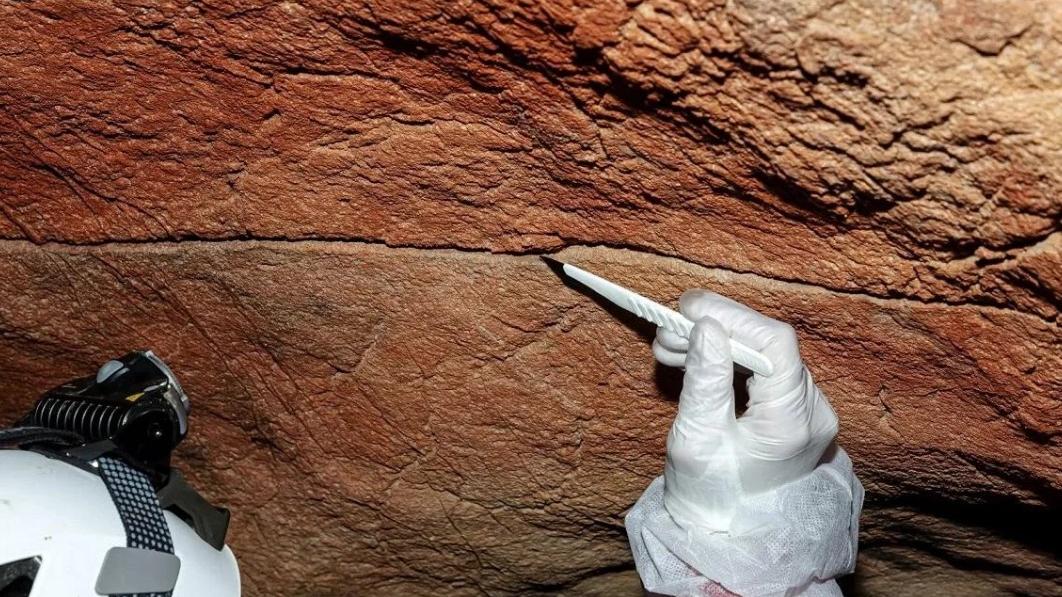 I ricercatori al lavoro in una grotta del Portogallo