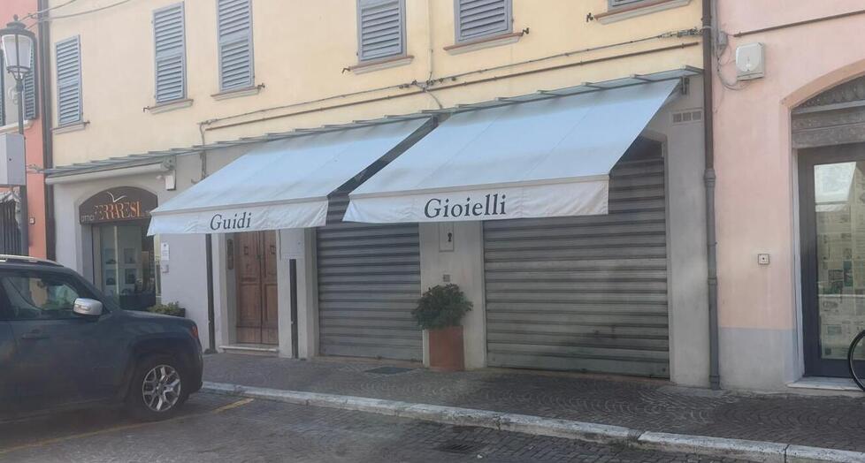 Terrore in piazza Verdi a Finale. Rapinata la Gioielleria Guidi