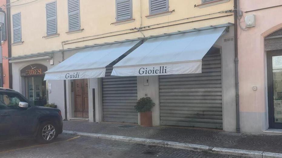 Terrore in piazza Verdi a Finale. Rapinata la Gioielleria Guidi
