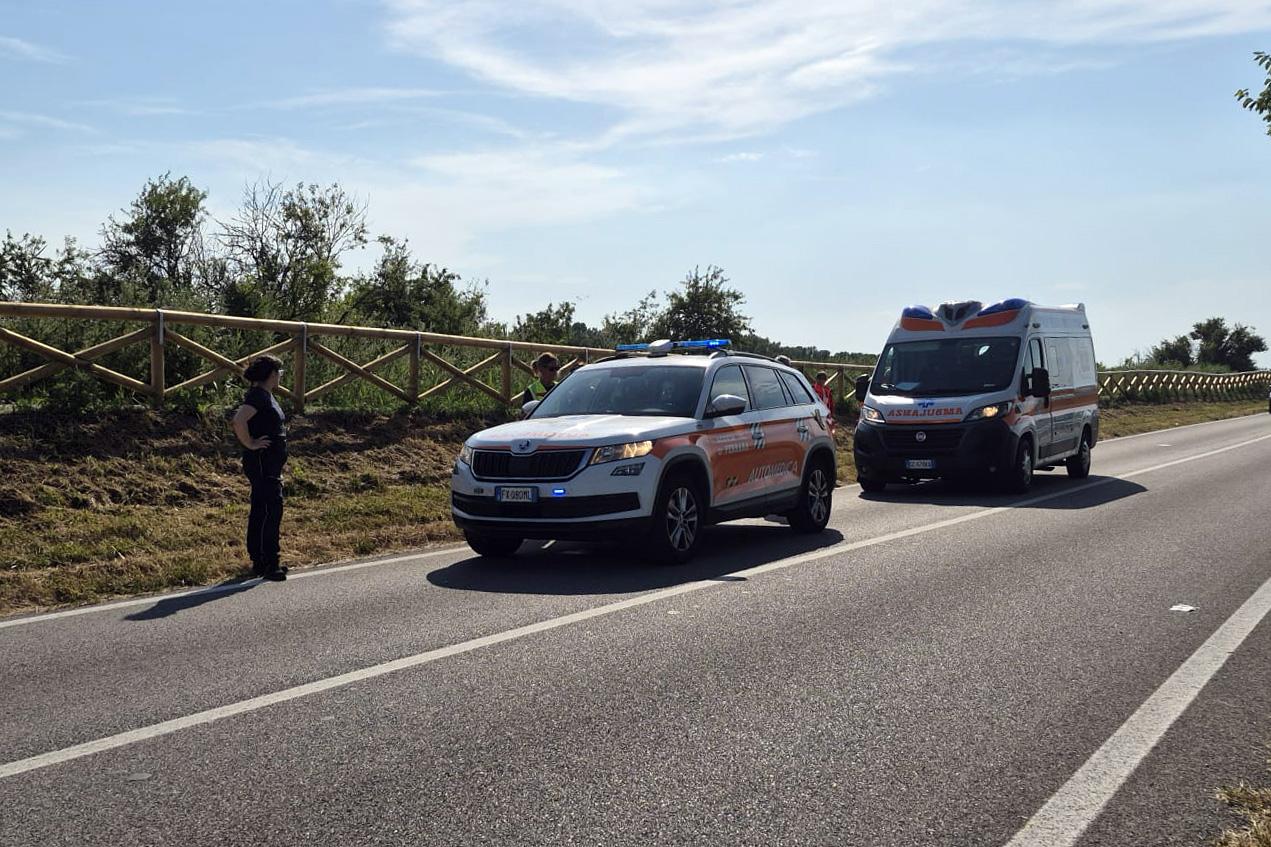 Volano, anziana vola con l’auto nel canale