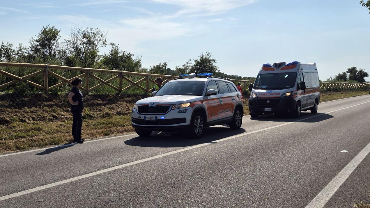 Volano, anziana vola con l’auto nel canale